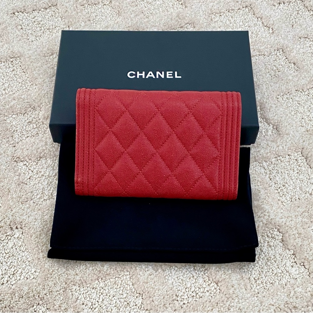 CHANEL🍒Red Quilted Trifold wallet with Gold Accent - Picture 4 of 16